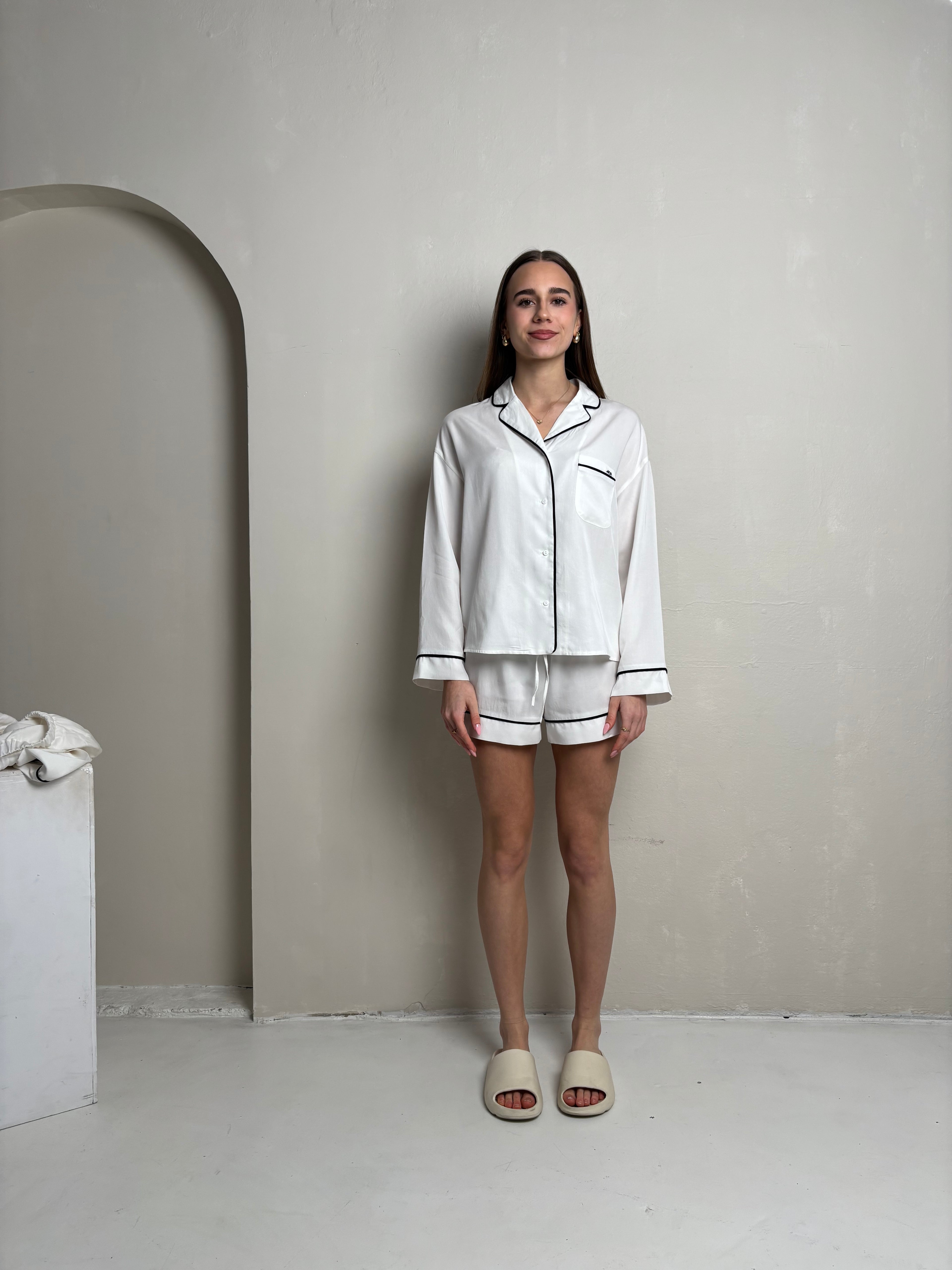 PERSONALIZOWANA BIAŁA PIŻAMA Z INICJAŁAMI LILY