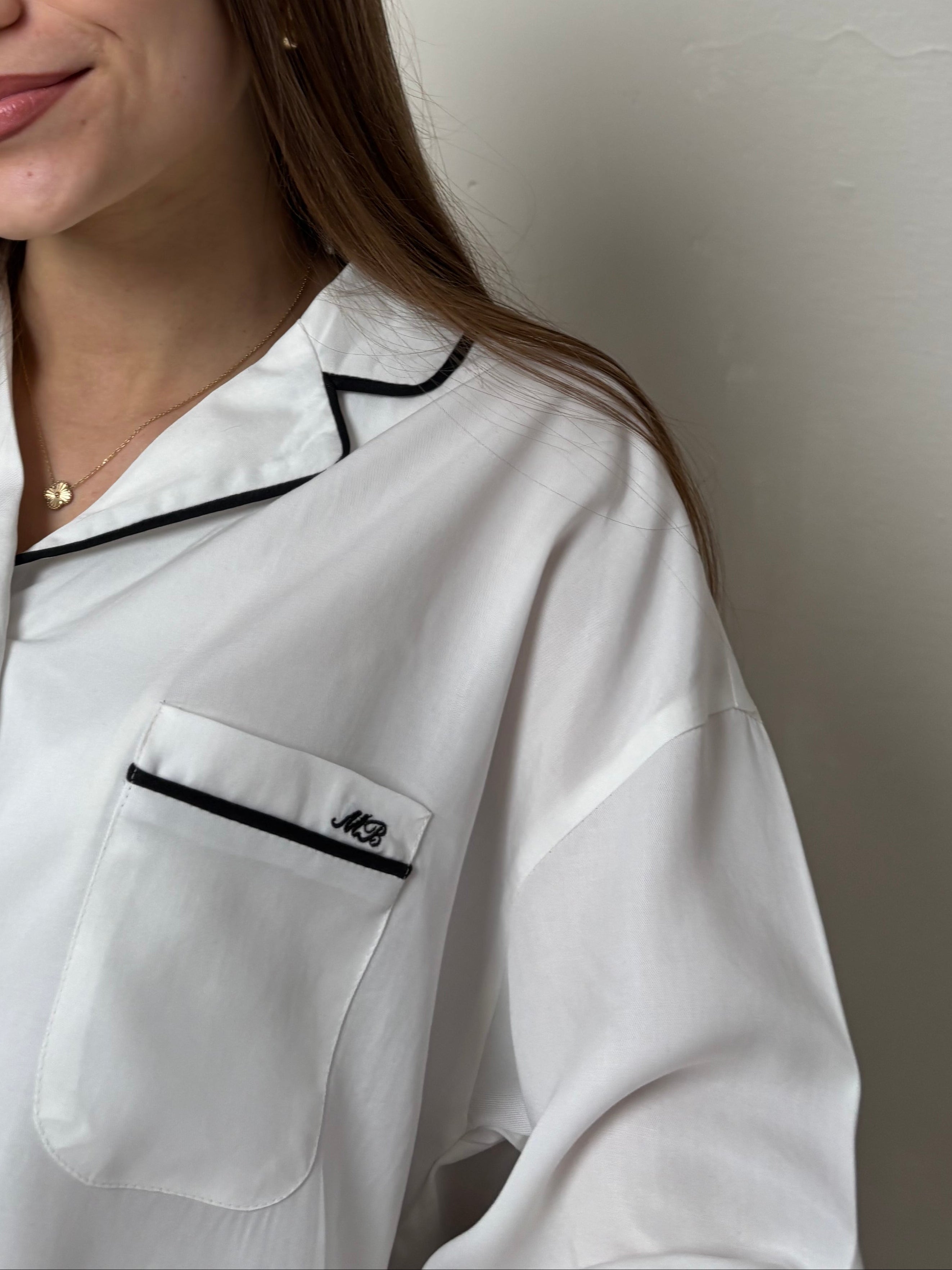 PERSONALIZOWANA BIAŁA PIŻAMA Z INICJAŁAMI LILY